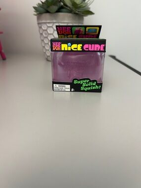 Nice Cube Super Solid Squish - Purple